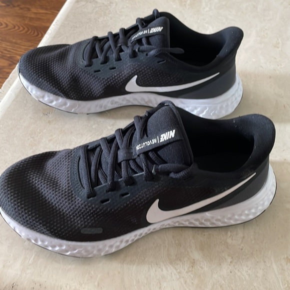 Nike Womens Revolution 5 wide width running shoe - Picture 3 of 6